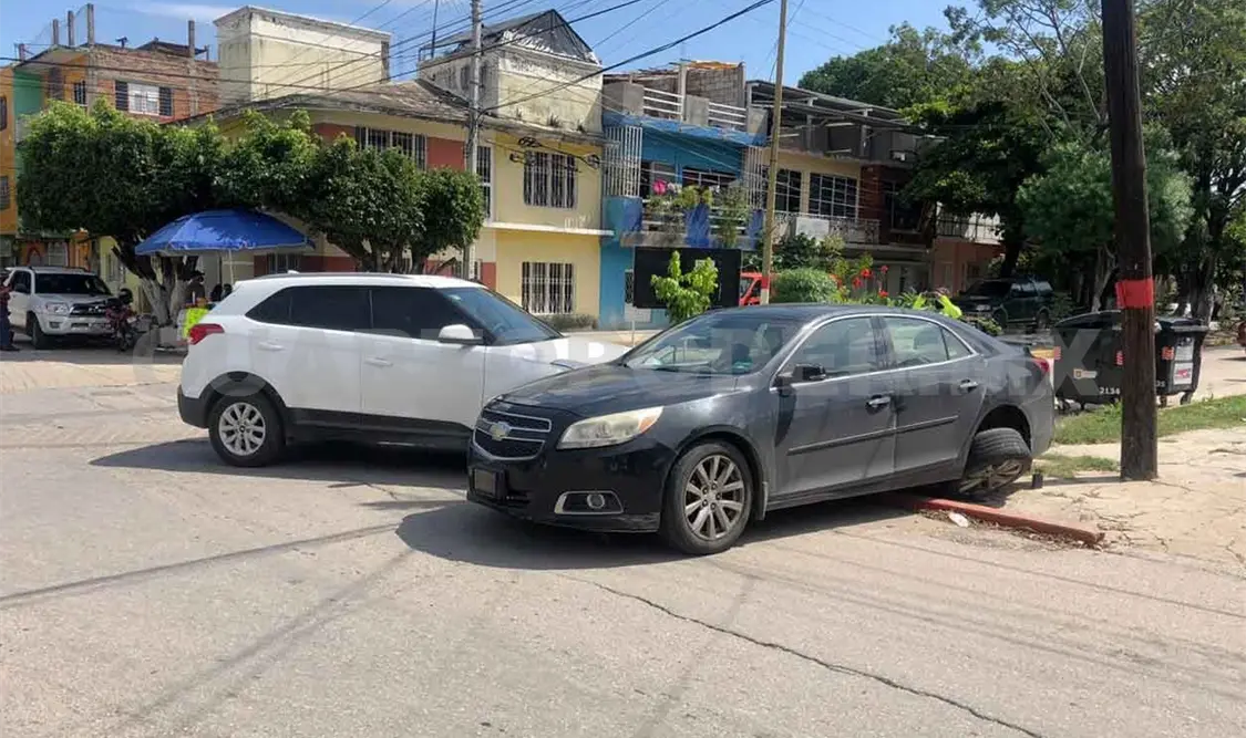 Sale “volando” auto tras ser embestido