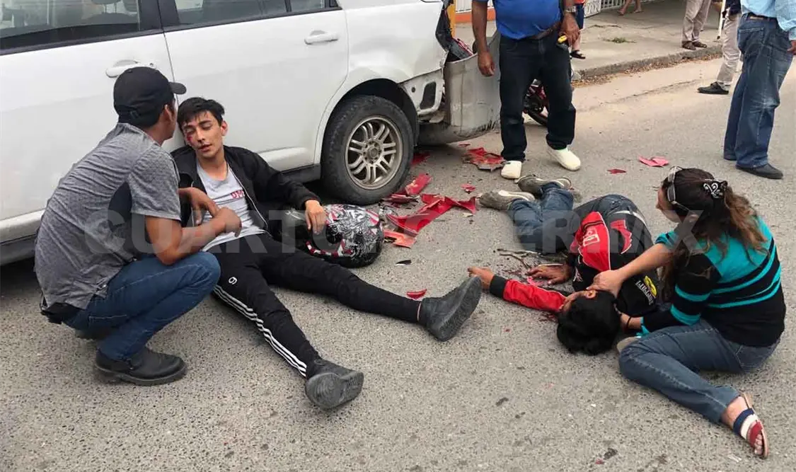 Motociclistas heridos al chocar en auto estacionado