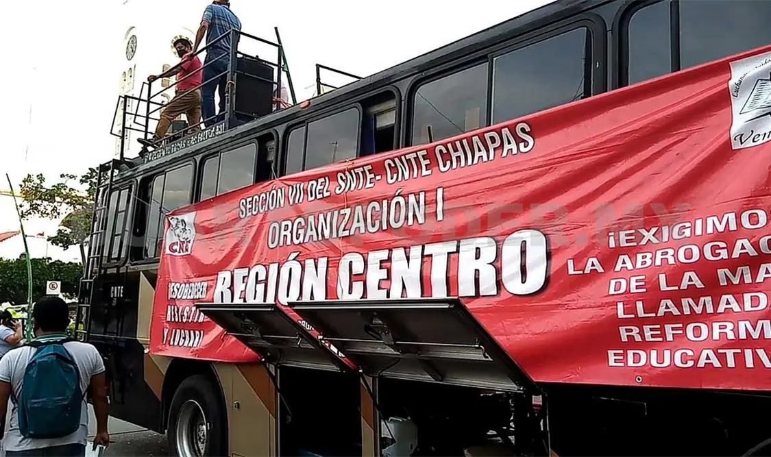 Maestros realizan marcha motorizada en la capital