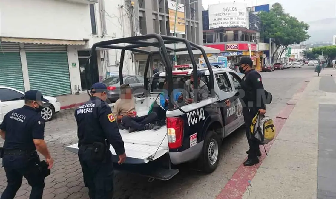 Tratan de atracar a una reportera y los detienen