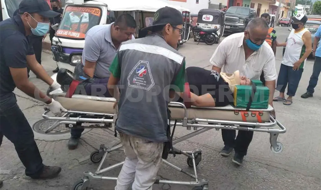 Sedán arrolla motocicleta y mujer resulta lesionada