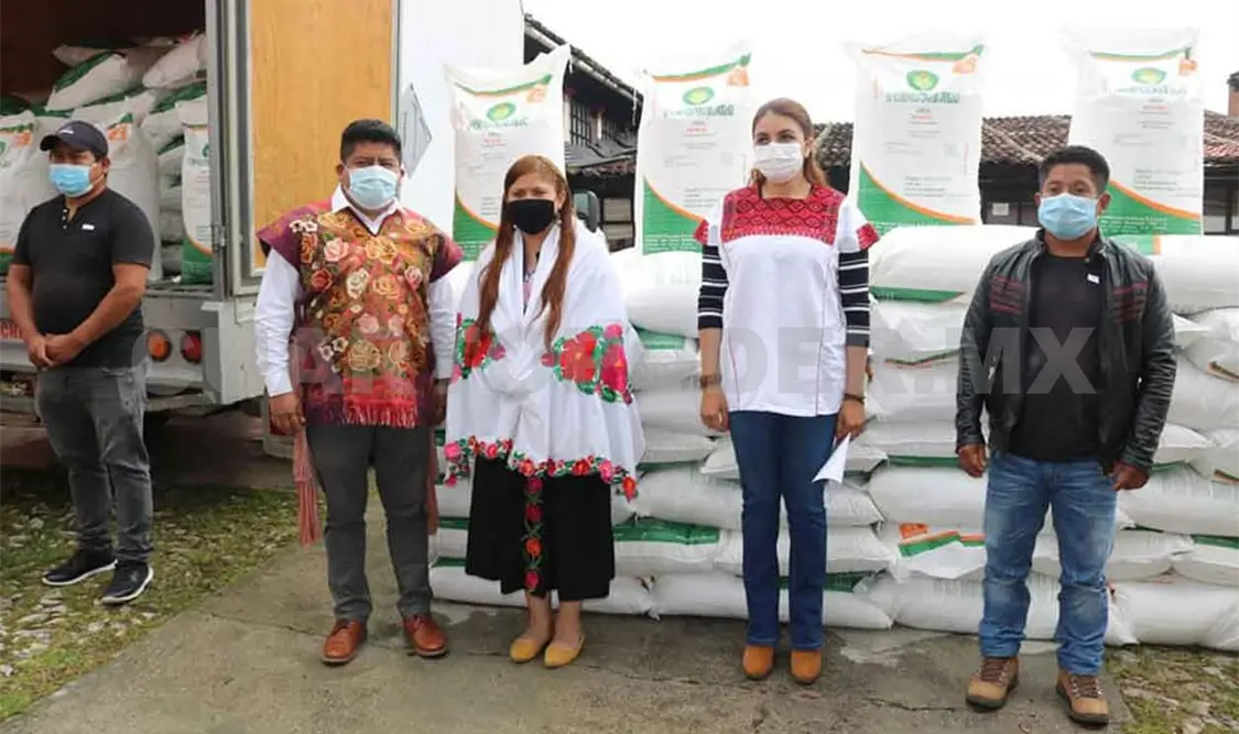 Entregan paquetes tecnológicos a productores