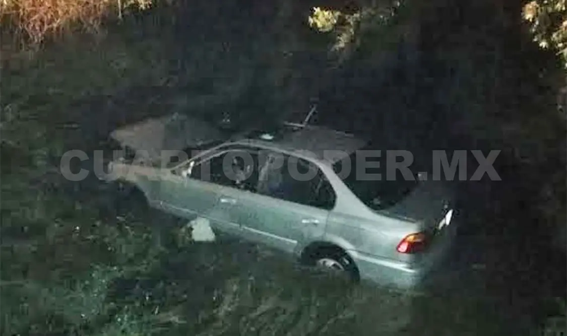Cae automóvil al río; pasajeros huyeron