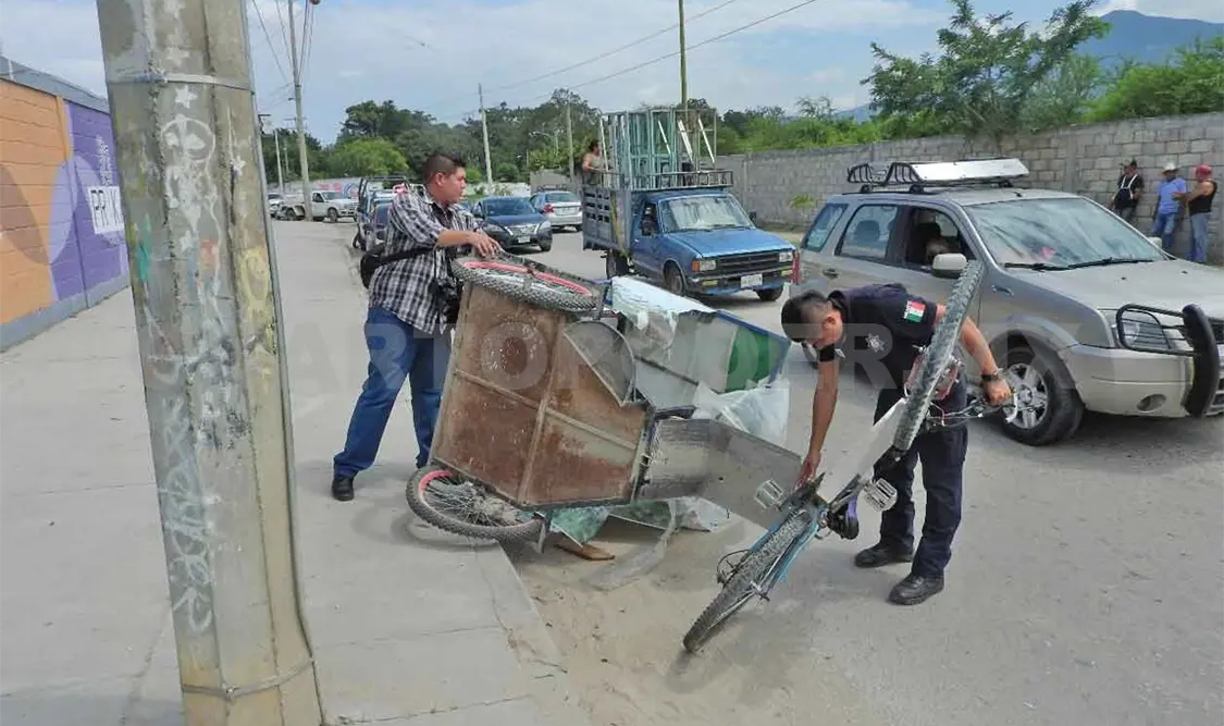 Convulsiona y termina arrollando a bicitaxista