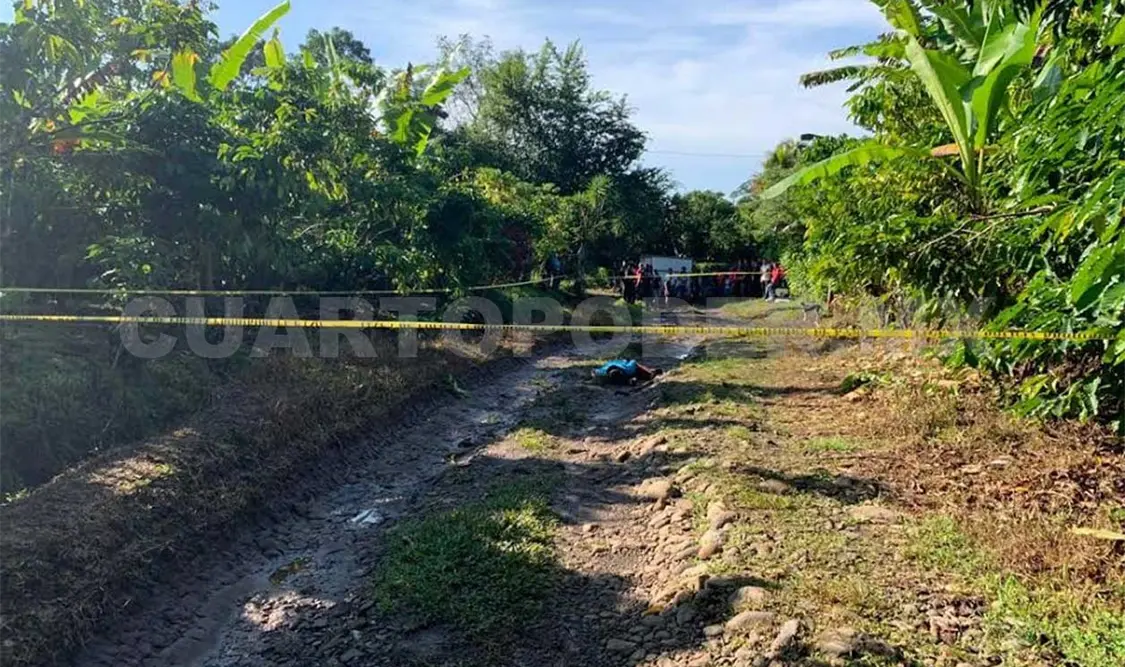 En un camino de terracería ocurrió el atentado y encontraron muerto a Alex “N” con dos impactos de bala. Víctor Sánchez / CP