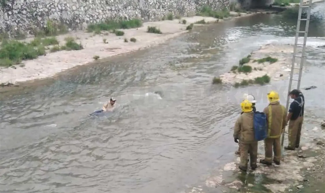 Apoyados por sogas y escaleras, los bomberos lograron rescatar a Diego “N” que cayó al río Sabinal. José Ortega / CP