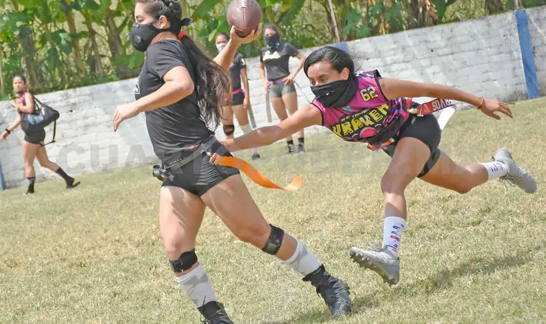 Barbies con dominante debut en The League