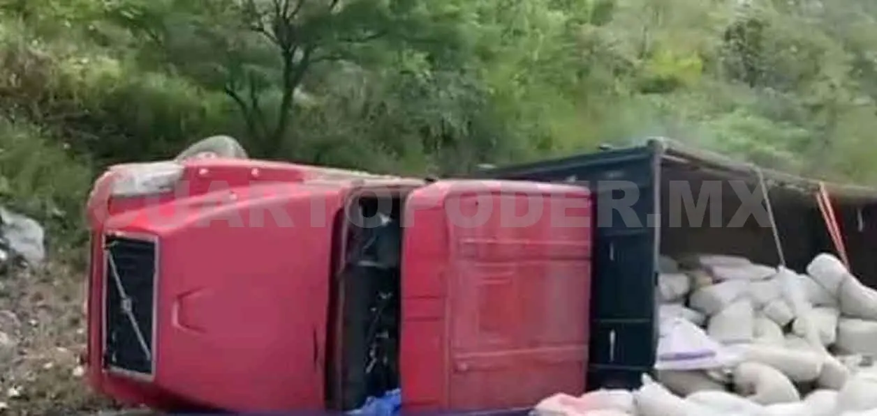 Vuelca tráiler cargado con maíz y azúcar