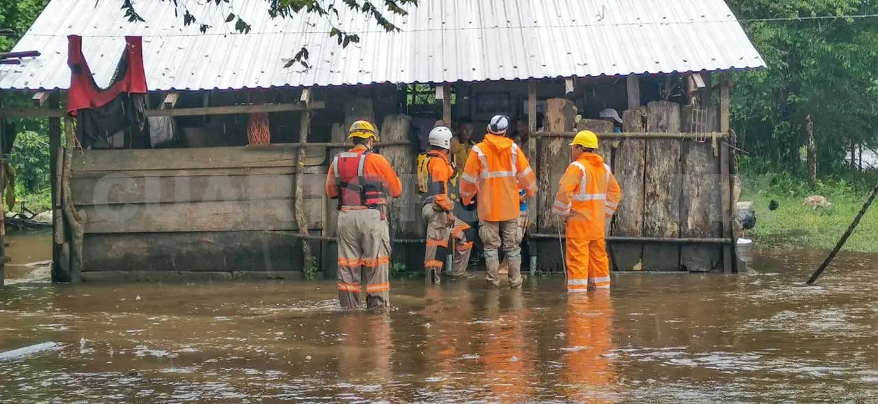 Evacuan a 100 personas por derrumbe de un cerro