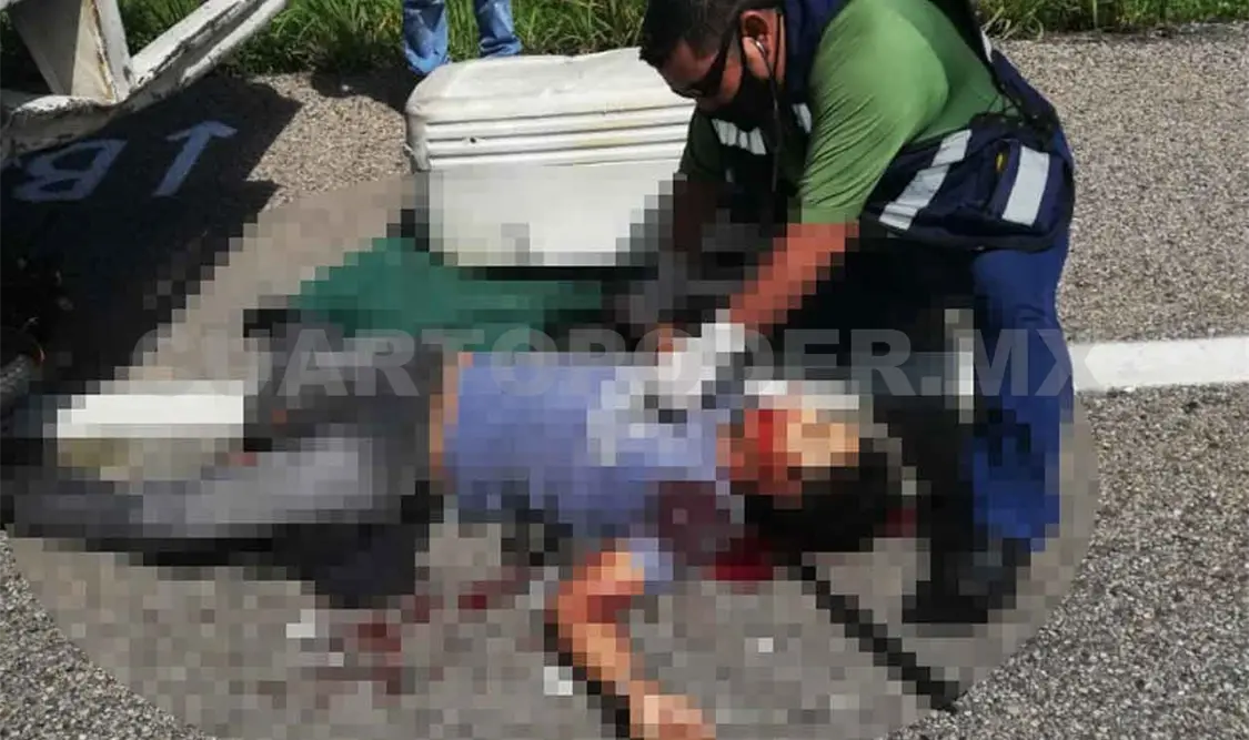 Muere motociclista al estrellarse contra un camión