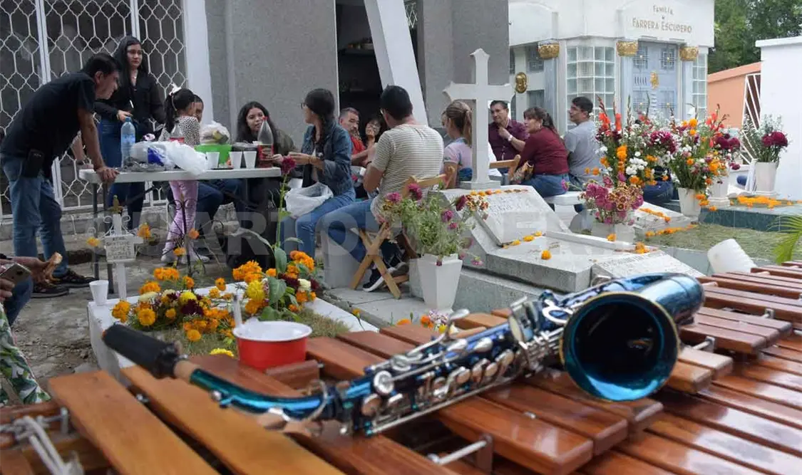 Fumigarán 119 panteones por el Día de Muertos