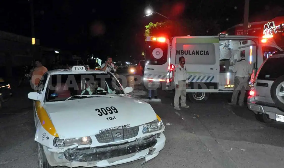 Dos heridos en choque entre una camioneta y taxi