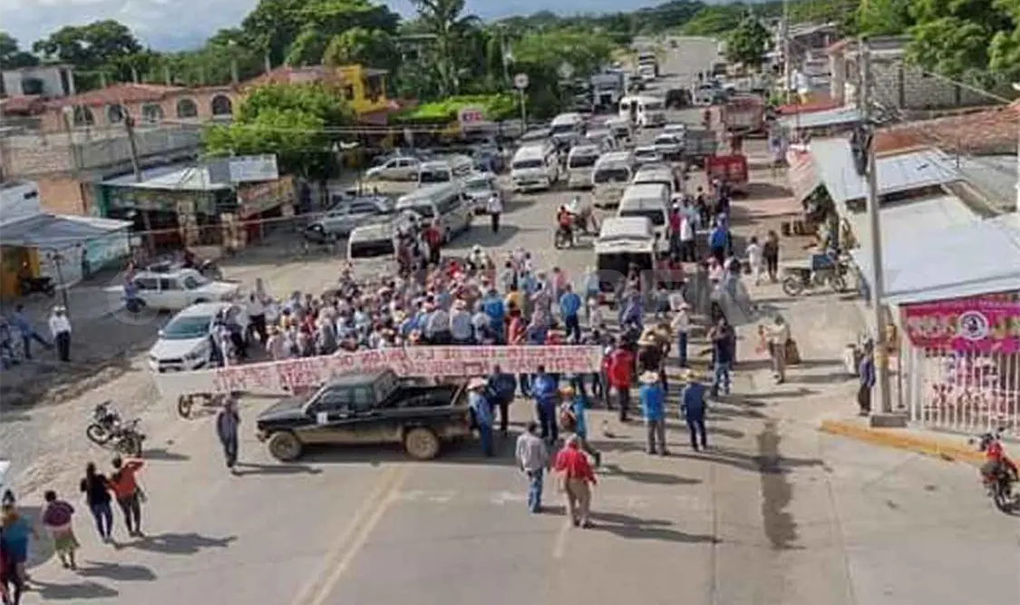 Bloquean carretera federal en Comitán