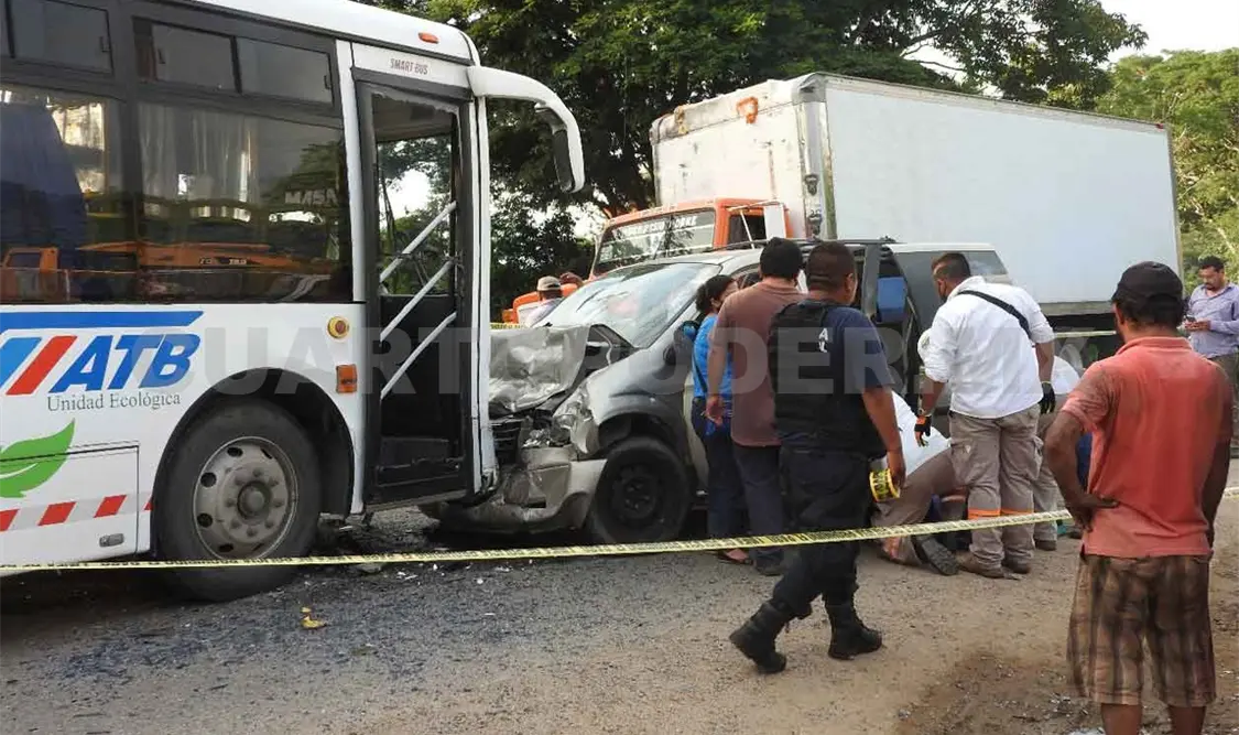 Dos muertos y 11 heridos en accidente carretero
