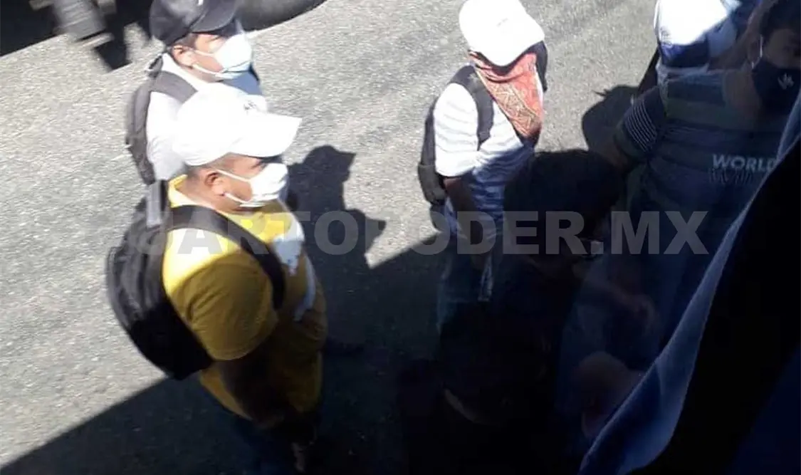 Bajan a pasajeros y secuestran camiones