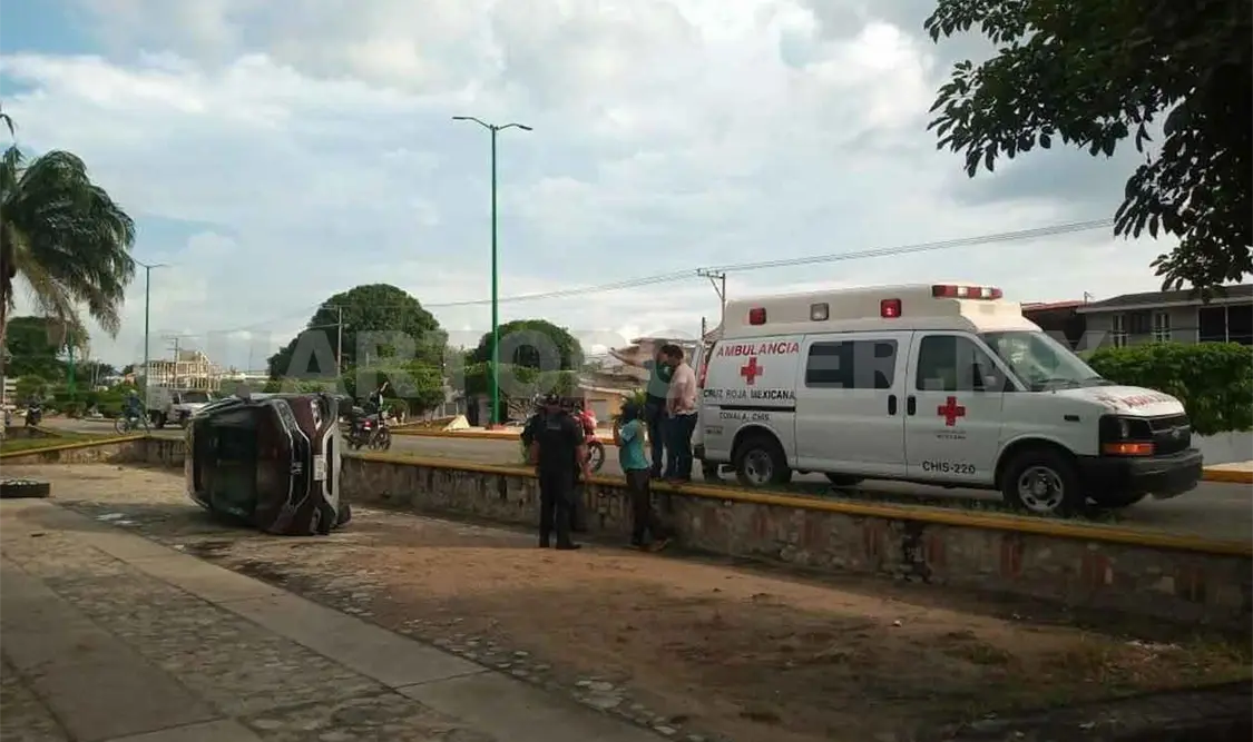 Sufre aparatosa volcadura en bulevar