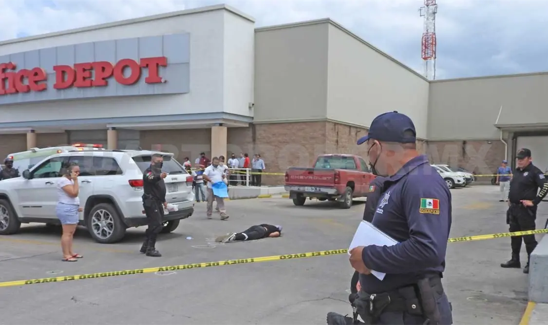 Tras confirmarse el deceso, personal de Servicios Periciales llegó para realizar los trabajos de planimetría y balística. Al final, el cuerpo fue llevado al Semefo. Ulises López / CP