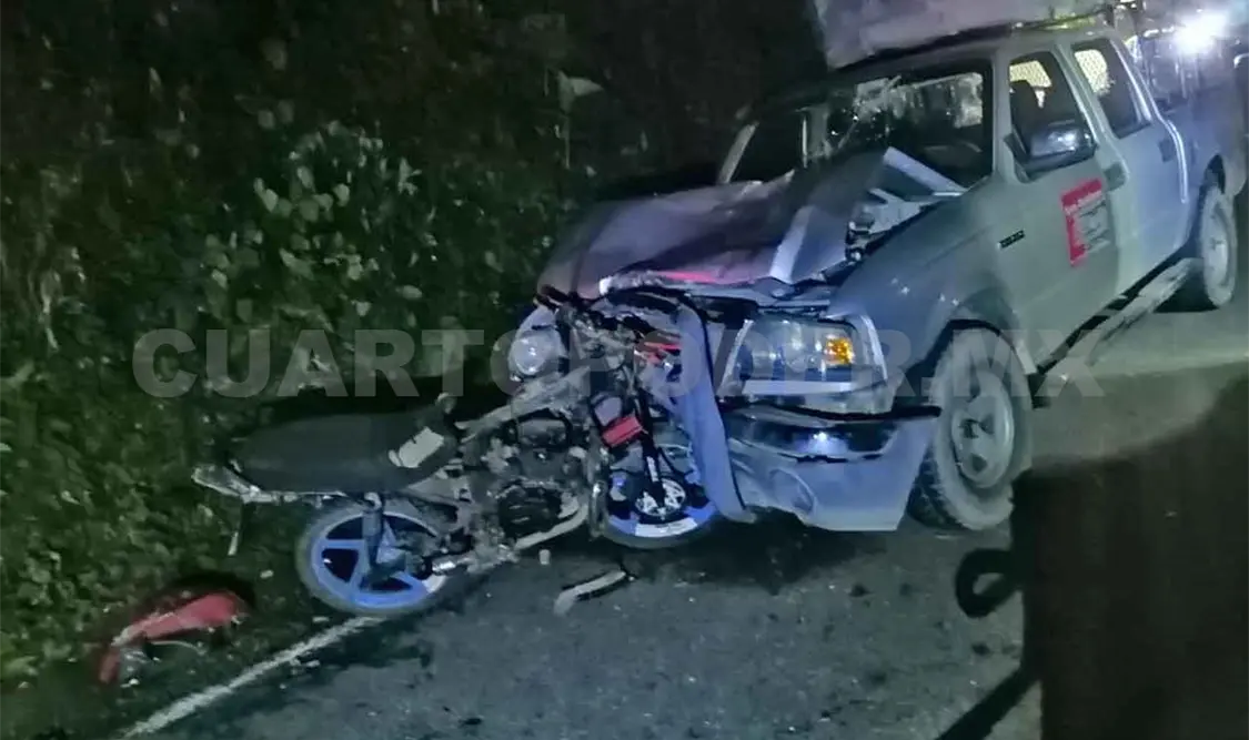 Muere motociclista al impactar en camioneta