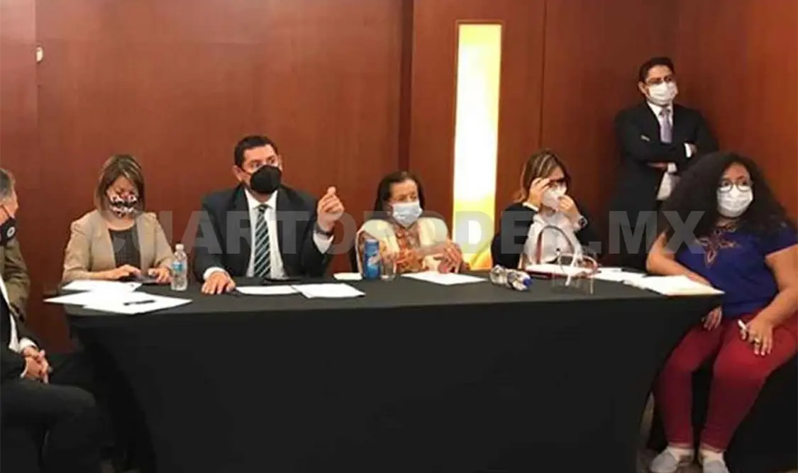 Pese a dar positivo, senador sostiene reunión