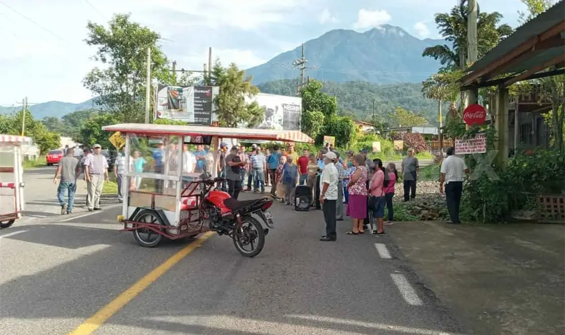 Bloquean tramos carreteros por falta de obras