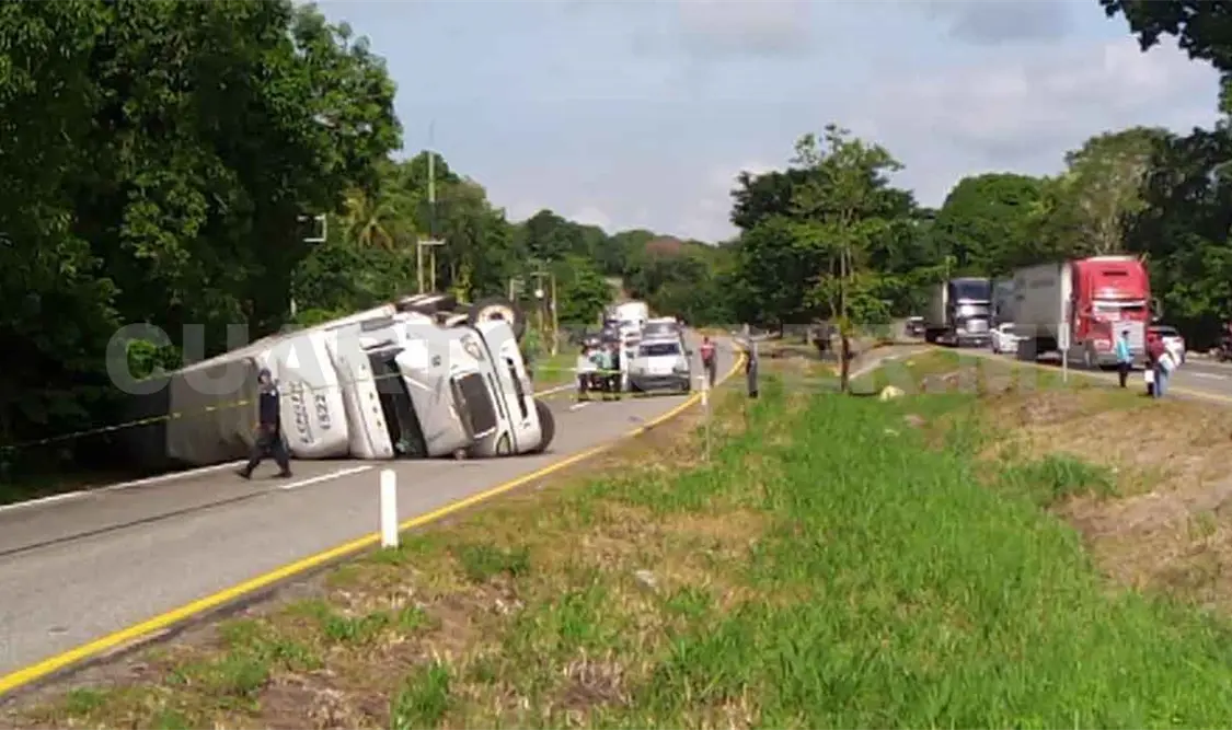 Vuelca tráiler cargado de pañales; lo saquean