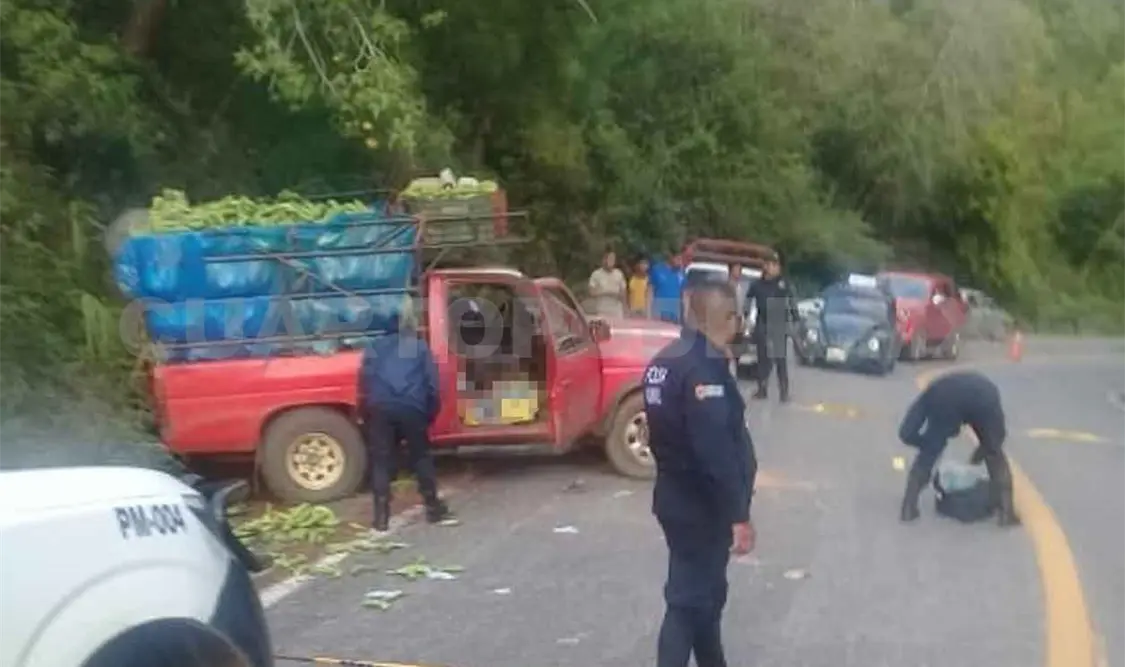Acribillan a tiros a dos hombres en camioneta