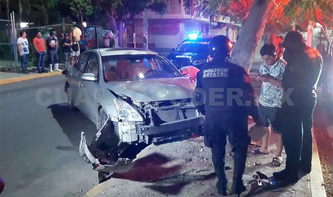 Estrella vehículo contra un árbol y logra escapar