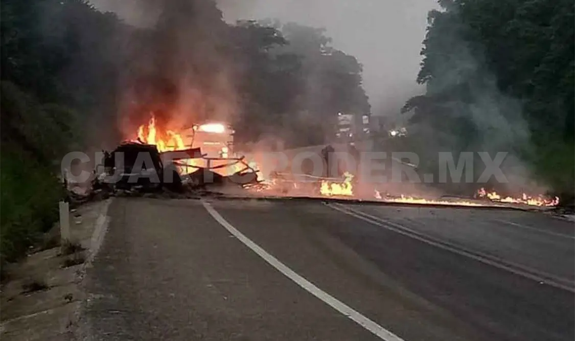 Camión con veladoras queda en cenizas
