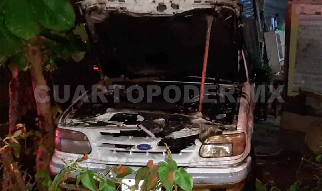 Se estrella Explorer en vivienda y se incendia