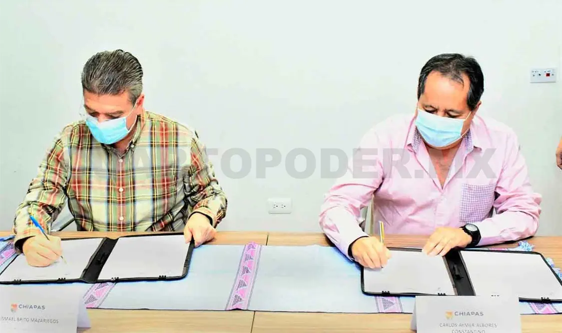 Firma Ismael Brito convenio con el Conalep