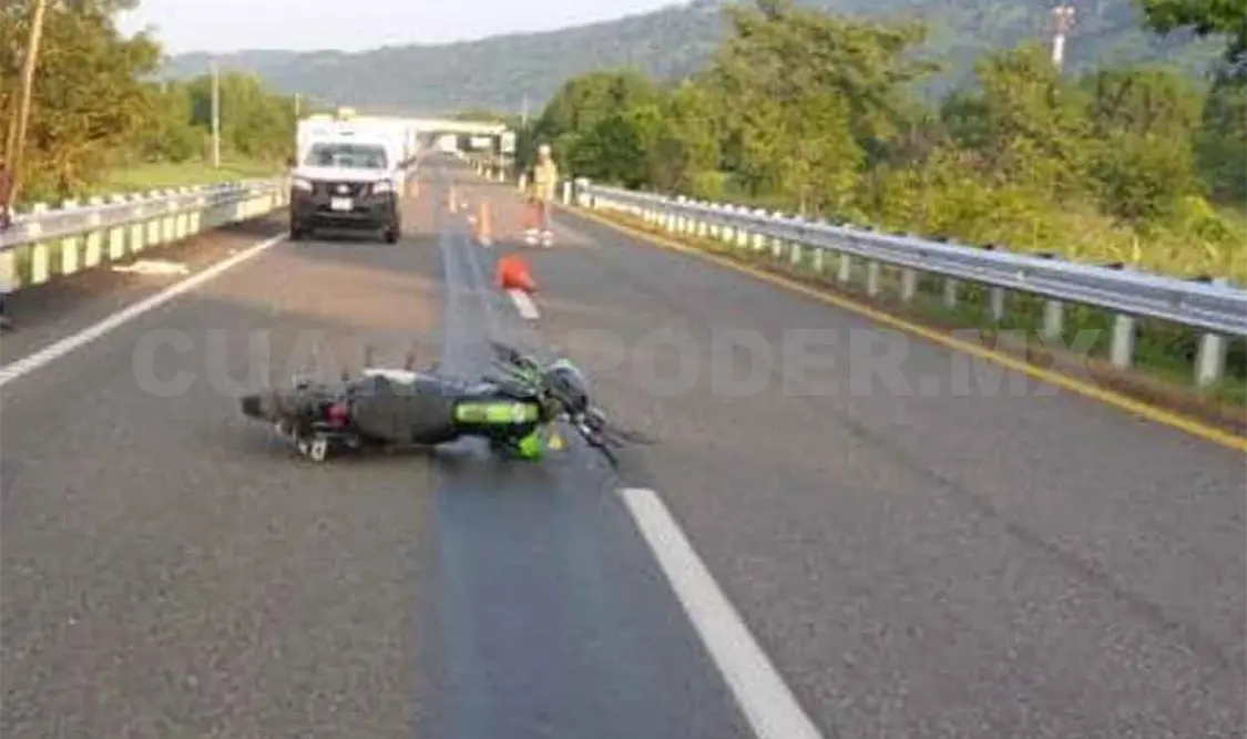 Fallece mujer y dos resultan lesionados al derrapar moto