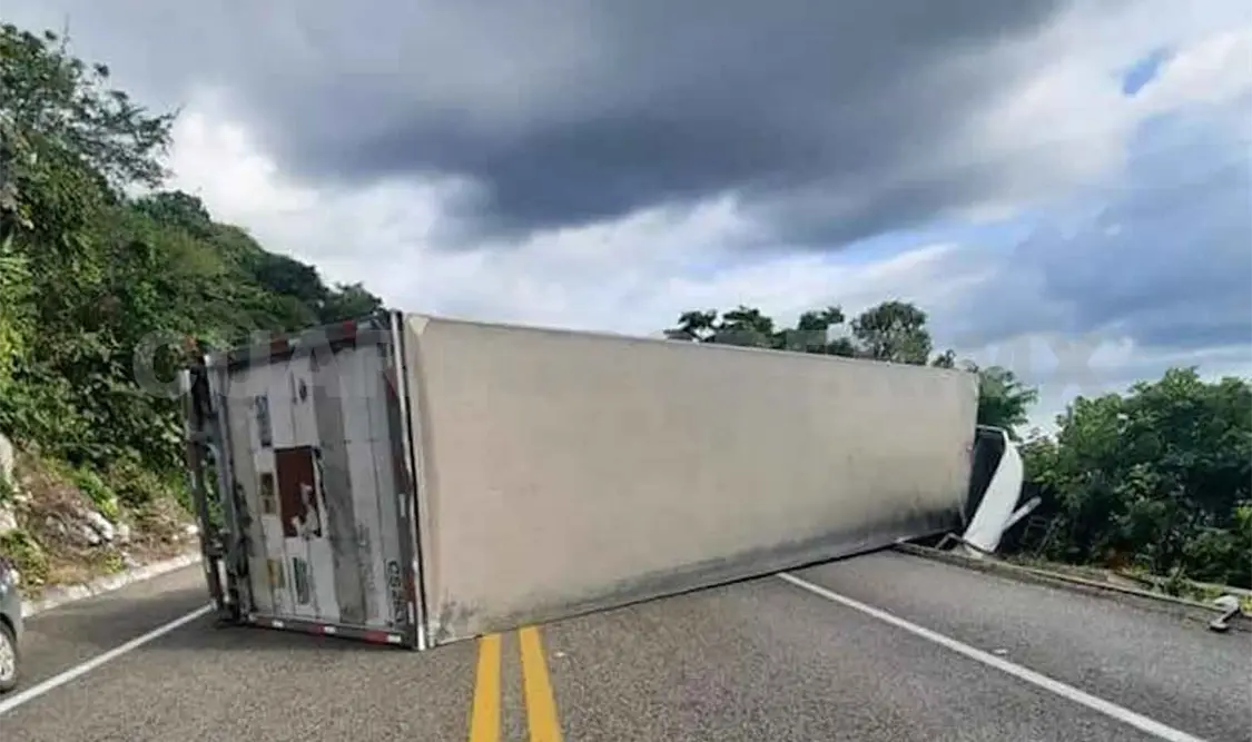 Tráiler queda volcado en autopista a SCLC