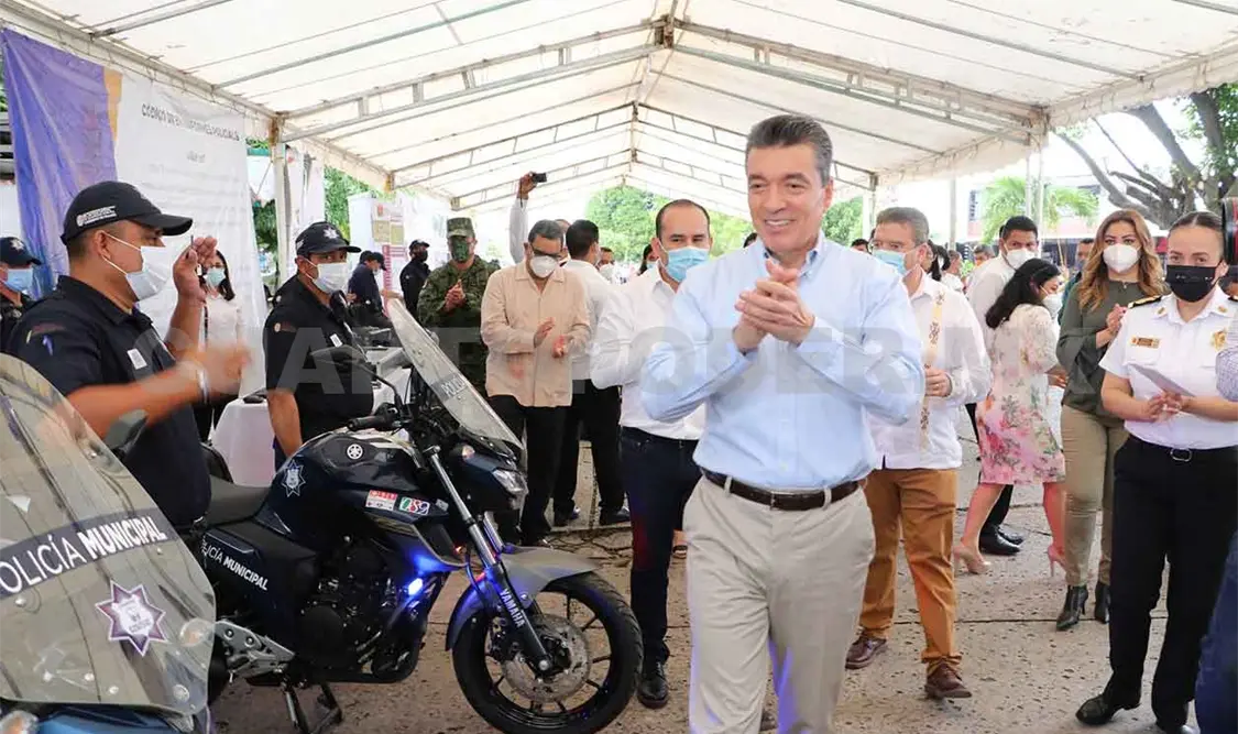 REC entrega uniformes y equipamiento a policías