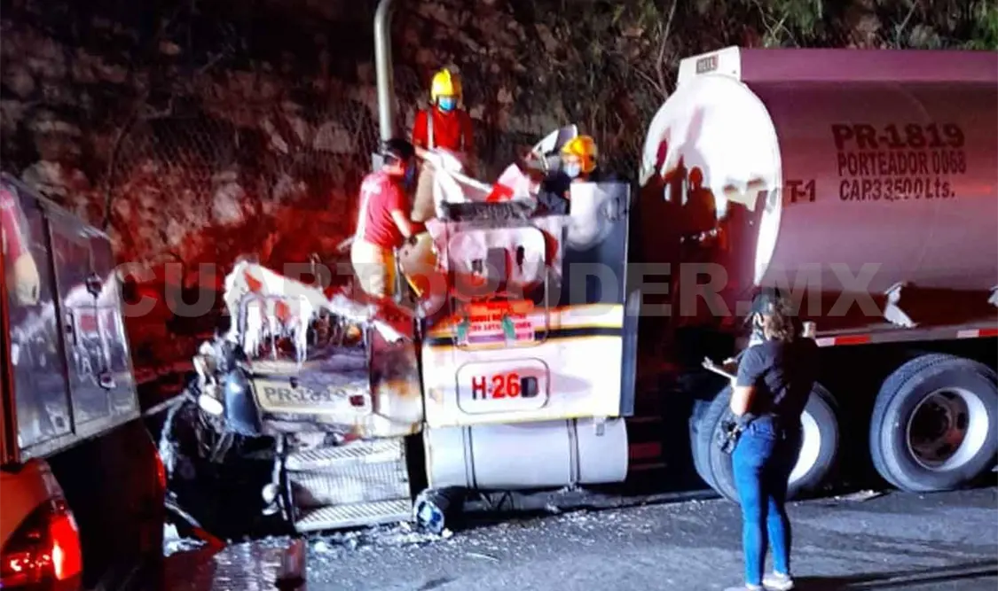 Muere sujeto calcinado al interior de un tráiler
