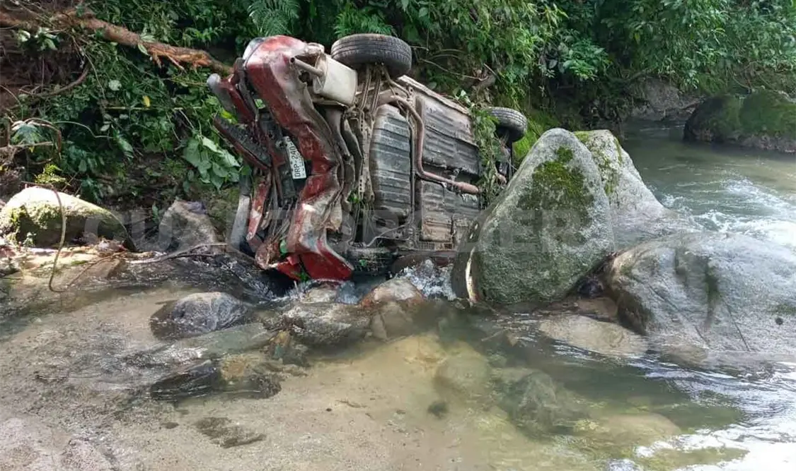 Muere pastor al caer con su auto a barranco
