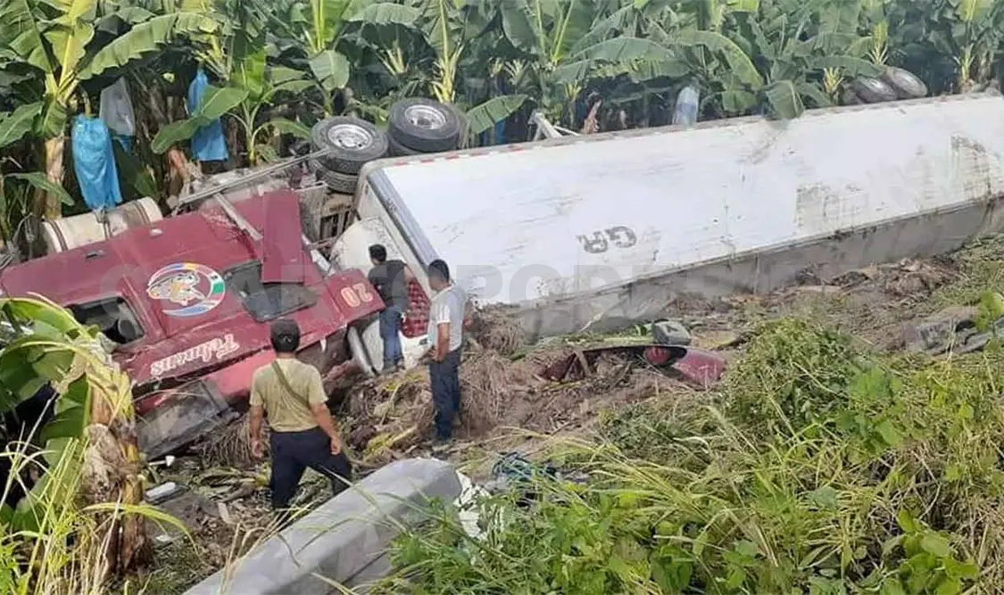 Hallan tráiler accidentado junto a una finca