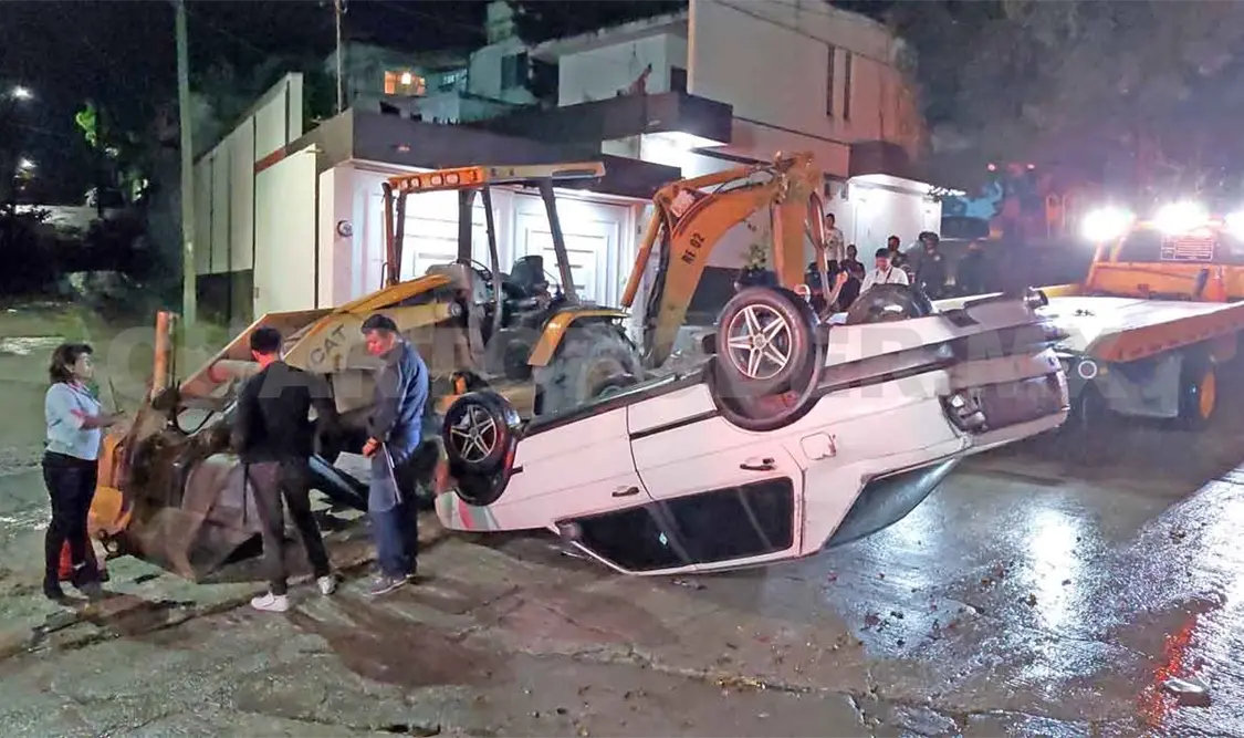 Colisiona y vuelca en la calle Central