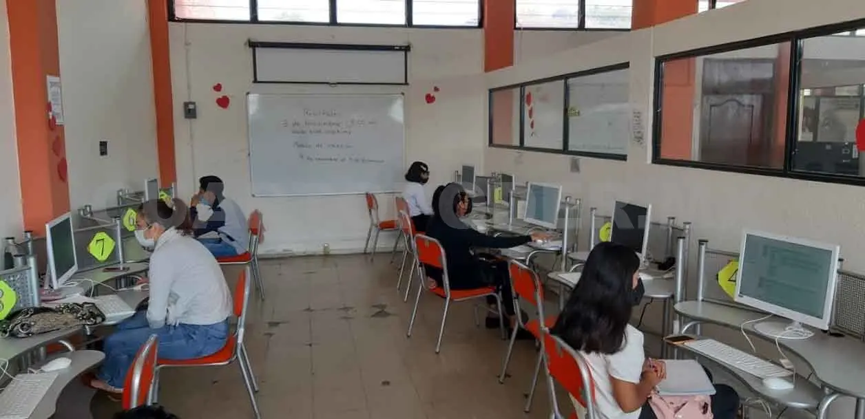 Presentan examen más de mil 300 jóvenes