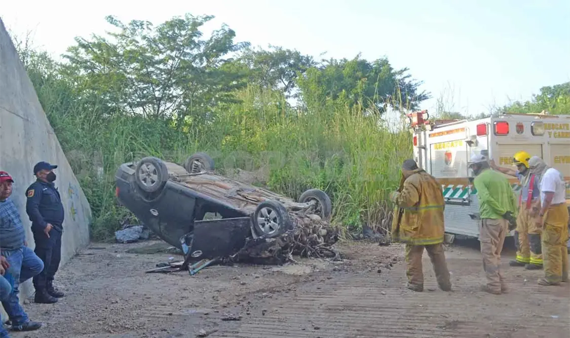 Prensados al impactar en volteo y caer de un puente