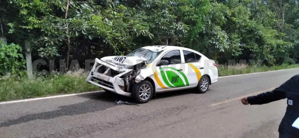 Se estrellan contra taxi; un muerto y un herido: saldo