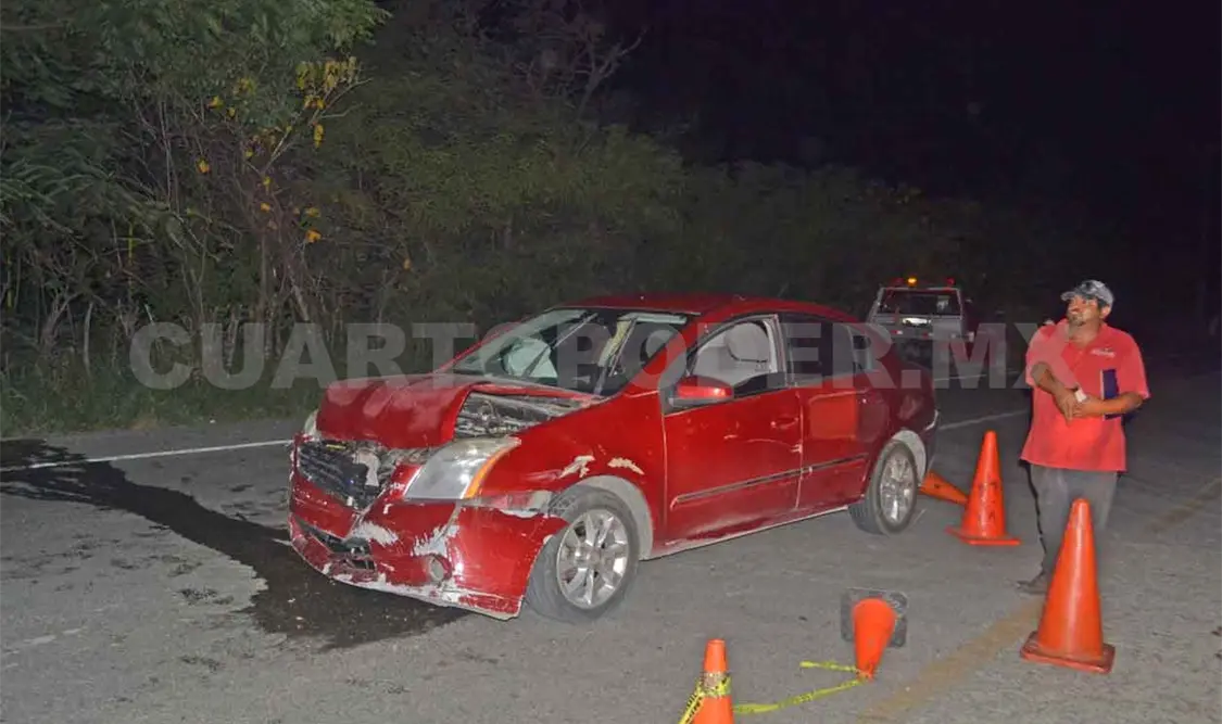 Se estrella en patrulla; lesiona a su hijo y a oficiales
