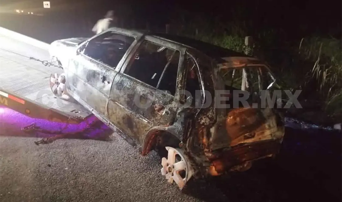 Vehículo se incendia tras impactar contra un poste