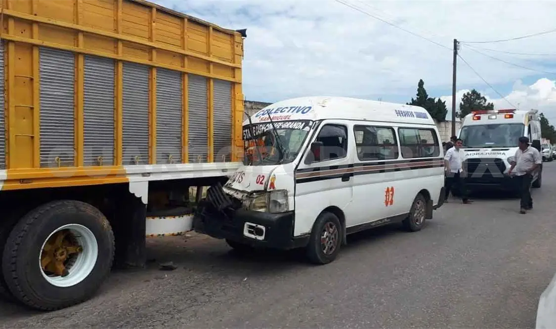 Colectivo se incrusta en torton; hay cuatro heridos