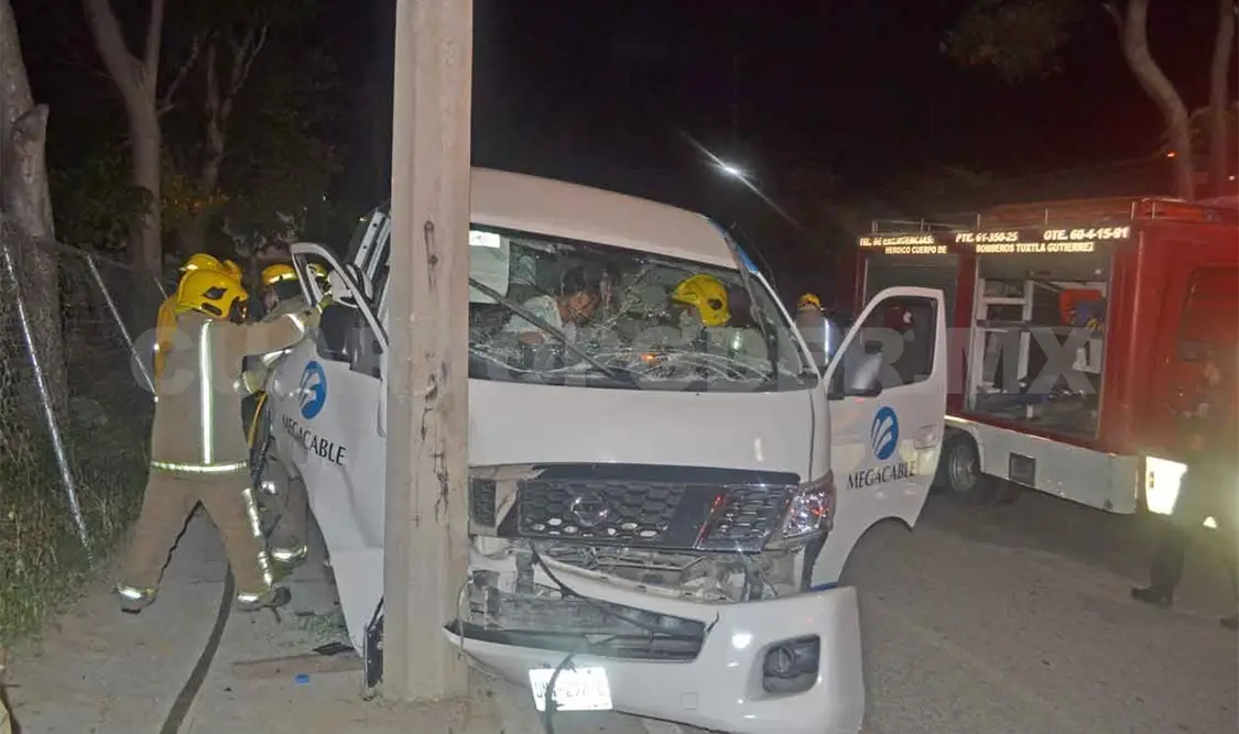 Joven queda prensado al estrellarse Urvan en poste
