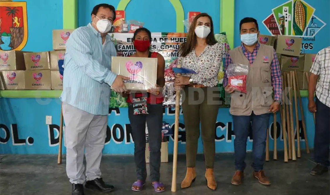 Sigue entrega de apoyos de huertos familiares