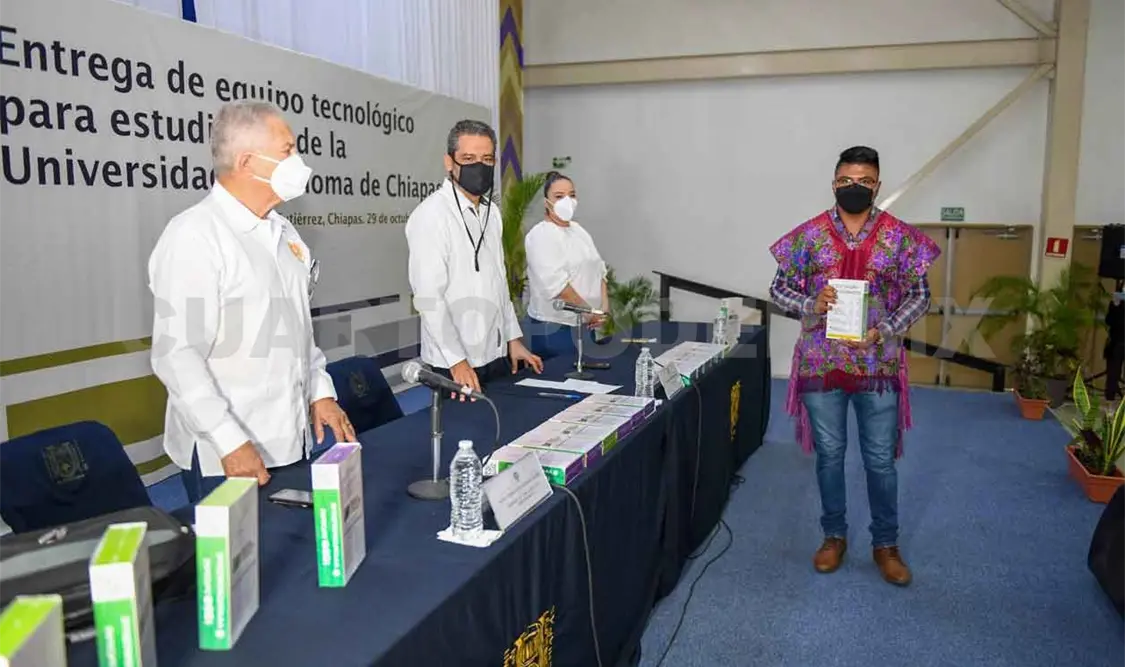 Entregan tablets donadas para alumnos