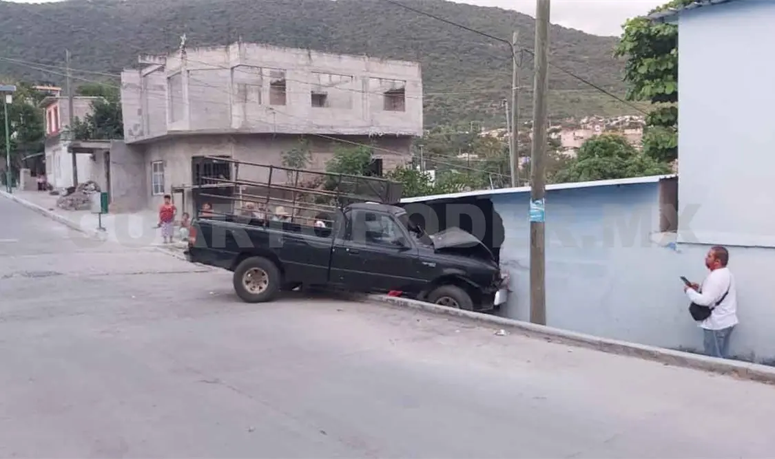 Se estrella Pick up en domicilio; un lesionado