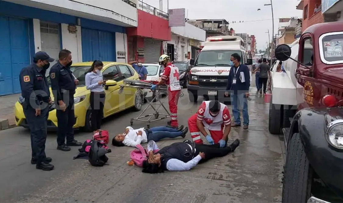 Derrapa motocicleta y dos mujeres quedan lesionadas