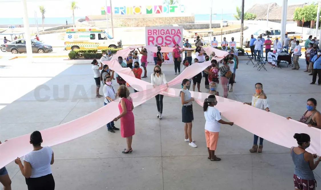 Forman el “moño rosa” que conmemora la lucha contra el cáncer de mama. Cortesía