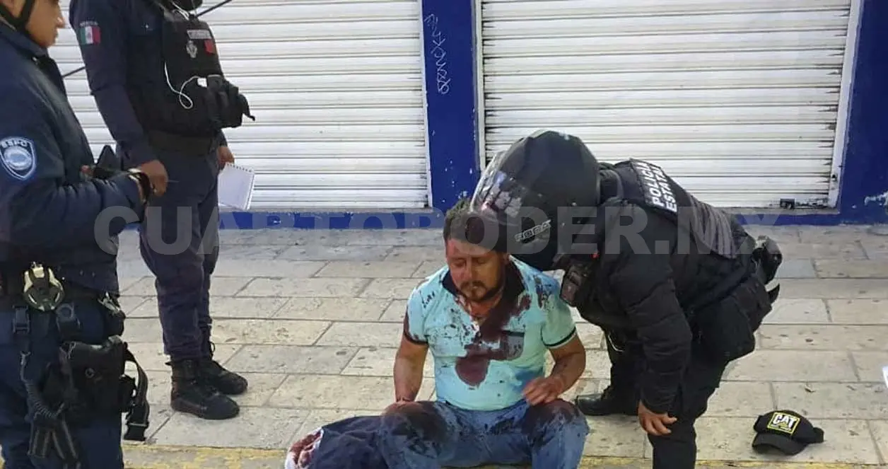 Dos personas resultaron lesionadas en el accidente. Paramédicos llegaron para su valoración y las trasladaron de urgencia a un hospital. Ulises López / CP